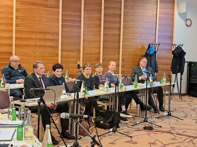 Vse o kromu in kaj je izpust kromovega trioksida povzročil v Zrečah, so pojasnjevali strokovnjaki z Instituta Jožef Stefan, NIJZ in Arsa, pa tudi član uprave družbe Unior. FOTO: Špela Kuralt/Delo
