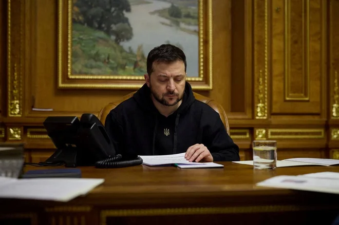&raquo;Razširiti moramo sodelovanje na področju artilerije in začeti dobavo raket dolgega dosega,&laquo; je poudaril Volodimir Zelenski&nbsp;in hkrati pozval tudi k dobavi bojnih letal. FOTO: Ukrajinsko predsedstvo/Reuters
