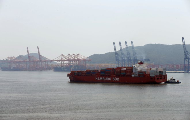 Po podatkih japonske obalne straže je bilo na ladji, ki je tehtala 6650 ton in je prevažala les, 14 državljanov Kitajske in osem državljanov Burme. FOTO: Lee Jae Won/Reuters
