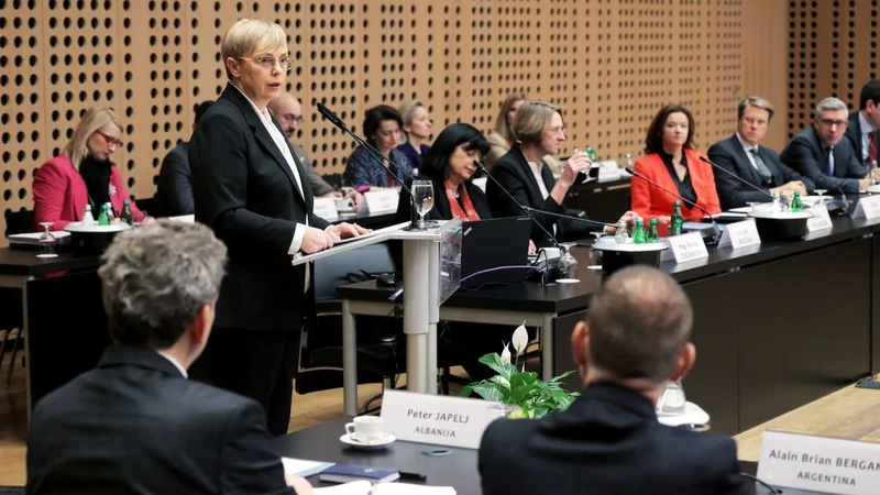 Fotografija: Nataša Pirc Musar je pred diplomati poudarila pomen odlične in usklajene diplomacije, ki temelji na ekipnem delu. FOTO: Daniel Novakovic/STA