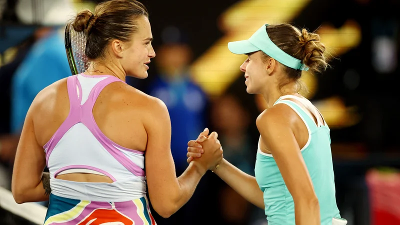 Fotografija: Zmagovalki Arini Sabalenka (levo) je morala po porazu čestitati Poljakinja Magda Linette. FOTO: Carl Recine/Reuters