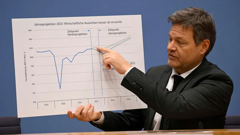 Nemški minister za gospodarstvo in podnebne politike Robert Habeck je predstavil ekonomsko poročilo za leto 2023. FOTO: Tobias Schwarz/AFP
