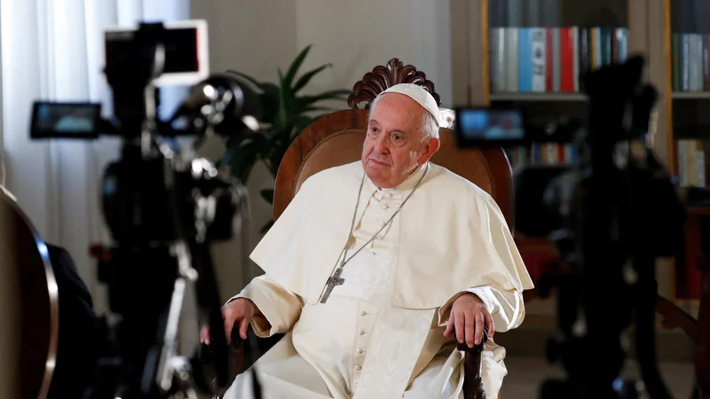 V pogovoru za ameriško tiskovno agencijo AP se je papež Frančišek lotil skoraj vseh tem, ki zanimajo papeža in papeško državo. FOTO:&nbsp;Remo Casilli/Reuters
