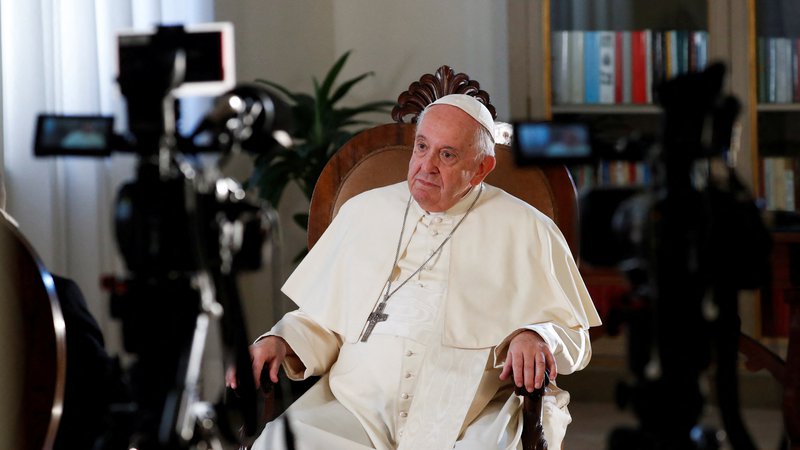 Fotografija: V pogovoru za ameriško tiskovno agencijo AP se je papež Frančišek lotil skoraj vseh tem, ki zanimajo papeža in papeško državo. FOTO: Remo Casilli/Reuters
