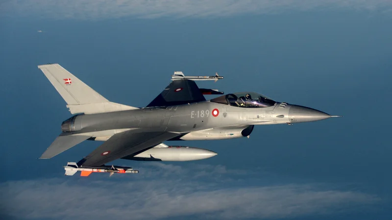 Danski vojaški lovec F-16 med prikazom zmogljivosti nad belgijskim nebom Foto: Johanna Geron/Reuters
