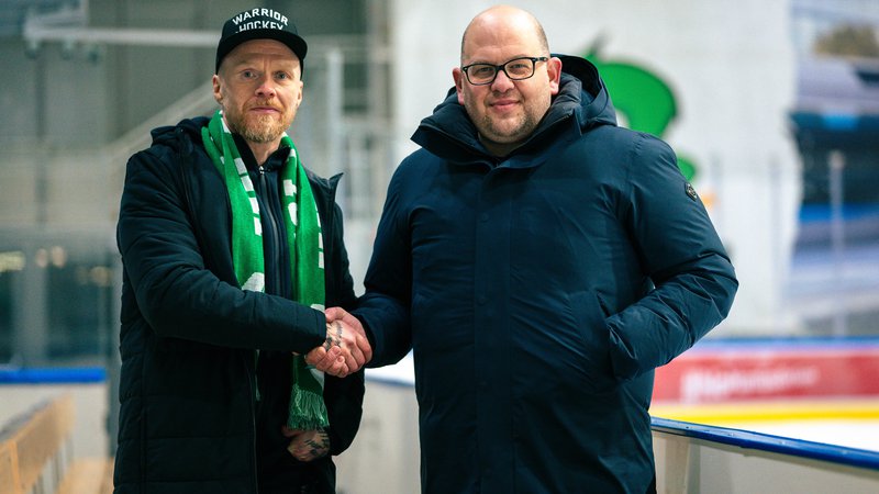 Fotografija: Antti Karhula (levo) in predsednik SŽ Olimpije Miha Butara sta sklenila sodelovanje tudi za prihodnjo sezono. FOTO: HKO/Domen Jančič
