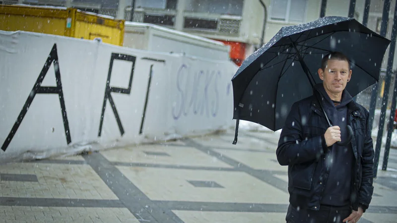 »Mogoče imajo avtorji napisa Art sucks, Umetnost je brezvezna, za menoj prav; del mene se gotovo strinja z njimi,« pravi Andy Gracie. FOTO: Jože Suhadolnik/Delo