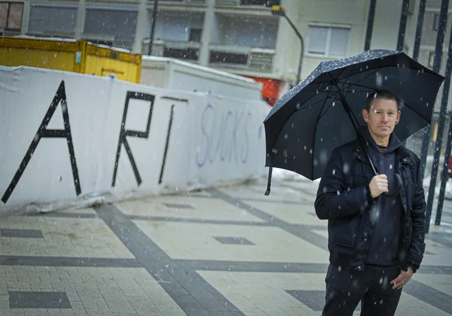 &raquo;Mogoče imajo avtorji napisa Art sucks, Umetnost je brezvezna, za menoj prav; del mene se gotovo strinja z njimi,&laquo; pravi Andy Gracie. FOTO: Jože Suhadolnik/Delo
