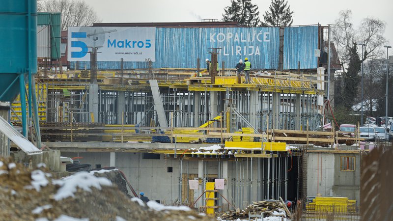 Fotografija: Delavci koprskega podjetja Makro 5 hitijo z gradnjo Športnega centra Ilirija, potekajo pa dela na Lattermanovem podhodu, ki bo pod železniškimi tiri povezal park Tivoli z novozgrajenim kopališčem. FOTO: Jože Suhadolnik/Delo
