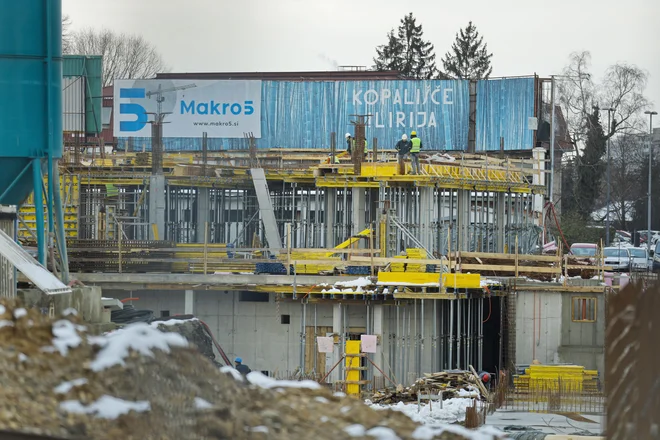Delavci koprskega podjetja Makro 5 hitijo z gradnjo Športnega centra Ilirija, potekajo pa dela na Lattermanovem podhodu, ki bo pod železniškimi tiri povezal park Tivoli z novozgrajenim kopališčem.&nbsp;FOTO:&nbsp;Jože Suhadolnik/Delo
