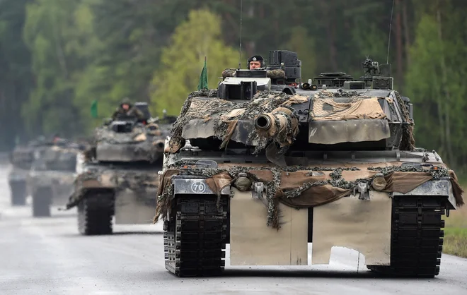 Če bi Zahod hotel podpreti Ukrajino pred spomladansko rusko ofenzivo, bi moral leoparde poslati že jeseni.

FOTO: Christof Stache/Afp
