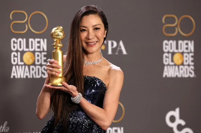 V nekaj minutah, ki si jih je priborila z uglajeno, a nedvo&shy;umno grožnjo, je Michelle Yeoh uspelo predstaviti skorajda celotno zgodovino azijske ženske v Holly&shy;woodu. FOTO:&nbsp;Mario Anzuoni/Reuters
