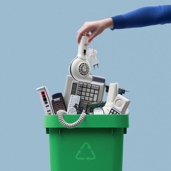 E-odpadki vsebujejo več kot 150 vrst materialov, precejšen del je po ustrezni obdelavi mogoče predelati v surovine in jih reciklirati. FOTO: Shutterstock
