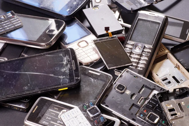 Leta 2020 je v smeteh končalo več kot 53 milijonov ton zlata, niklja, kobalta, pločevine in bakra v elektronskih napravah. FOTO: Shutterstock
