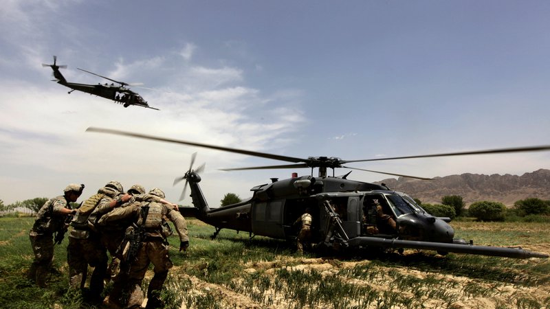 Fotografija: V operaciji, ki so jo izvedli s pomočjo helikopterjev, je bilo ubitih tudi približno deset pripadnikov IS, med ameriškimi vojaki pa ni bilo žrtev ali ranjenih. Fotografija je simbolična. FOTO: Yannis Behrakis/Reuters
