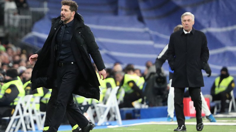 Fotografija: Diego Simeone (levo) in Carlo Ancelotti med četrtkovim derbijem na štadionu Santiago Bernabeu. FOTO: Violeta Santos Moura/Reuters
