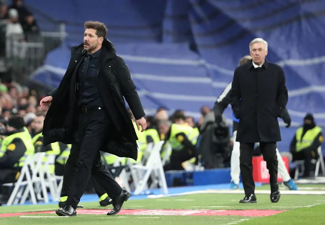 Diego Simeone (levo) in Carlo Ancelotti med četrtkovim derbijem na štadionu Santiago Bernabeu. FOTO: Violeta Santos Moura/Reuters
