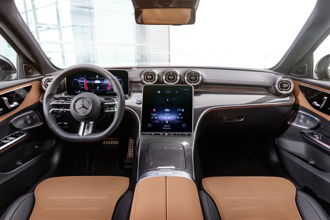 A cabine de passageiros apresenta o sistema de infoentretenimento MBUX de última geração com telas grandes, inteligência artificial e controle de voz.  FOTO: Mercedes-Benz AG