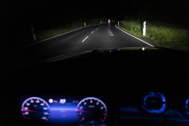 Mercedesovi napredni digitalni žarometi projicirajo na cesto razne simbole in znake, s katerimi voznika varno vodijo po cesti. FOTO: Mercedes-Benz AG
