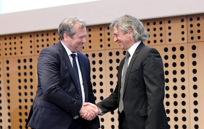 Zakaj minister za visoko šolstvo Igor Papič, ki je bil že ob samem vstopu Roberta Goloba v politiko predviden za to funkcijo, vsebine razpisa za vpis v dodiplomske in enovite magistrske študijske programe v neformalnem pogovoru ni uskladil s predsednikom vlade še pred odločanjem na vladi, ni jasno. FOTO: Blaž Samec/Delo
