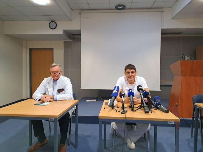 Dogajanje sta pojasnila (z leve) v. d. strokovnega direktorja Radko Komadina in v. d. direktorja Dragan Kovačić. FOTO: Špela Kuralt/Delo
