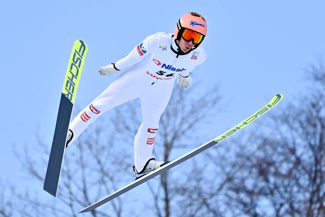 Čeprav se ni počutil najbolje, je Stefan Kraft poletel do kvalifikacijske zmage. FOTO: Kazuhiro Nogi/AFP
