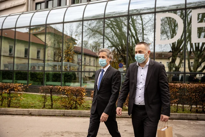 Problem zdravstva je zelo resen, kar mnogim zagotovo zelo odgovarja, a se bojim, da se ga predsednik vlade premalo zaveda. Na fotografiji: predsednik vlade Robert Golob (levo) in minister za zdravje Daniel Bešič Loredan odhajata z Onkološkega inštituta. FOTO ČRT PIKSI
