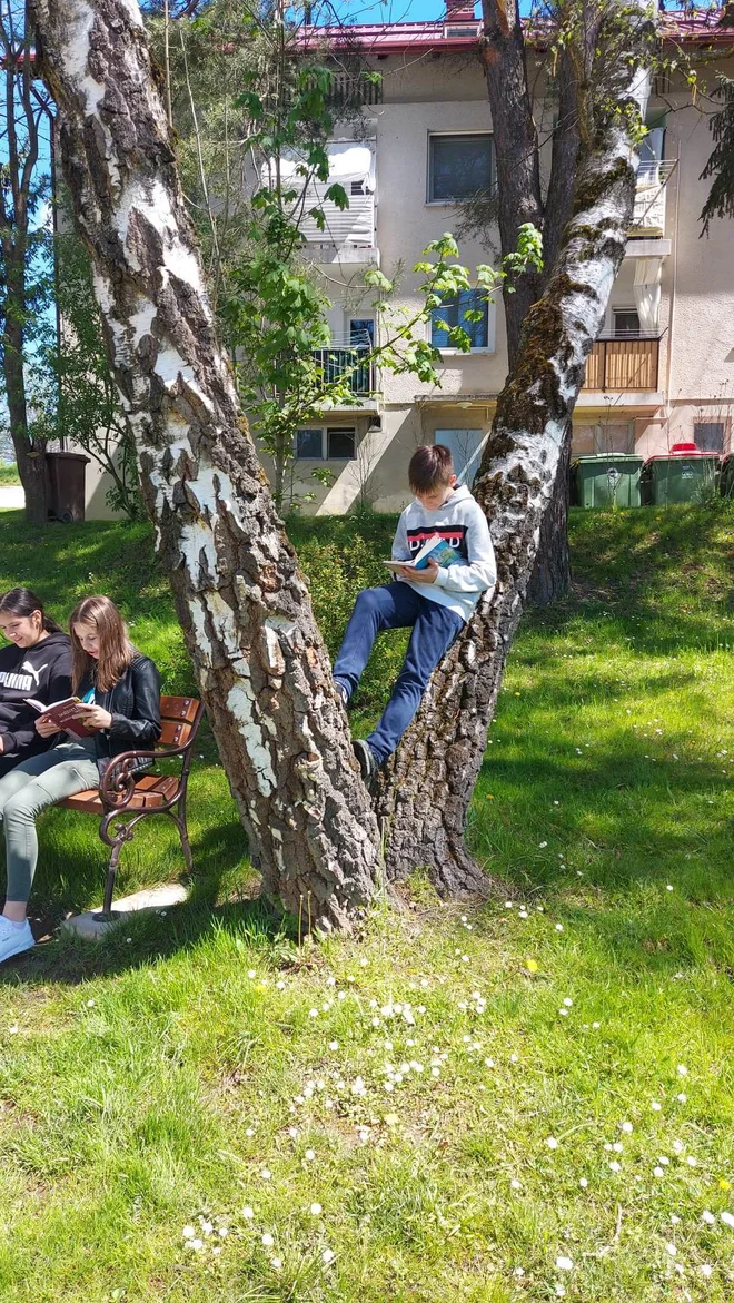 V bralnih projektih najraje berejo na nevsakdanjih mestih. FOTO: osebni arhiv
