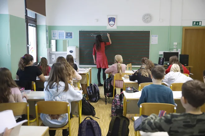 Na dan našega obiska so obravnavali detektivski mladinski roman Jastrebov let Žige X. Gombača. Za nalogo so morali odkriti, kaj pomeni X v pisateljevem imenu. FOTO: Leon Vidic/Delo

