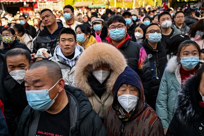 V Wuhanu, ki je bil pred tremi leti zaprt zaradi hitrega širjenja okužb, te dni še praznujejo lunarno novo leto. FOTO:&nbsp;Hector Retamal/AFP
