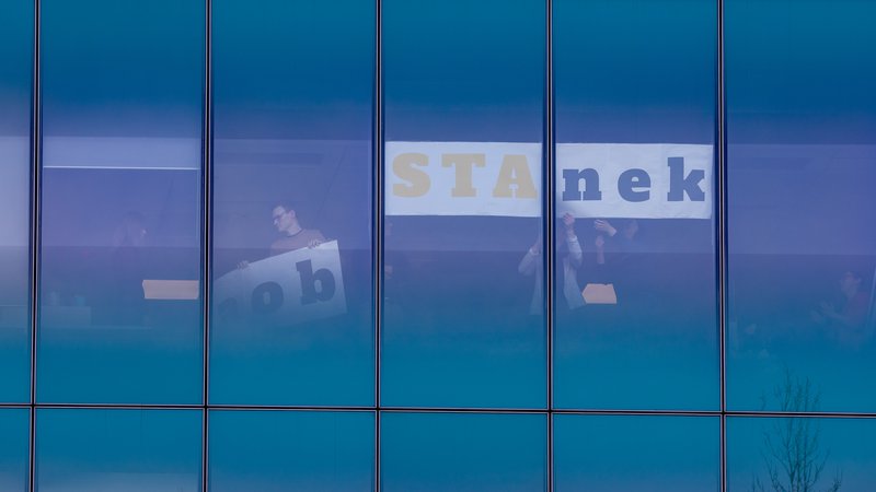 Fotografija: Zaposleni na STA so z oken prostorov agencije na Tivolski cesti v Ljubljani umaknili napis zaobSTAnek, ki so ga obesili ob zaostritvi razmer leta 2021. FOTO: Voranc Vogel/Delo
