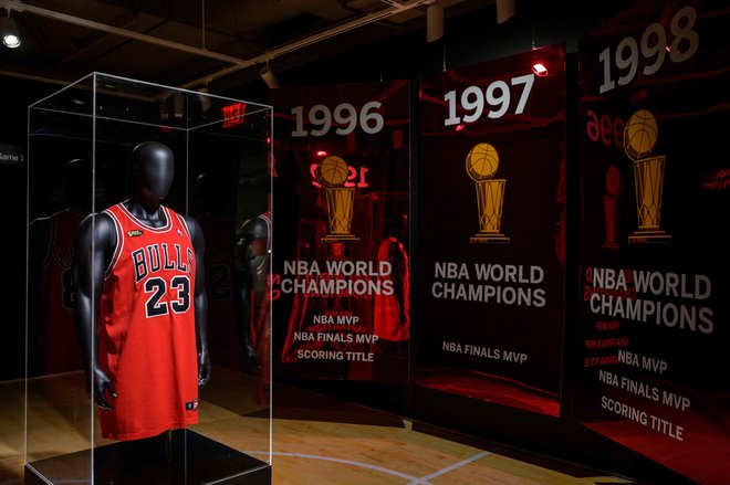 Majica, ki jo je nosil legendarni Michael Jordan. FOTO: Angela Weiss/AFP
