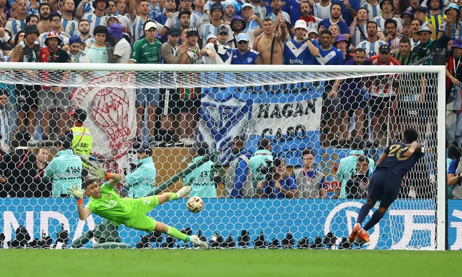 Takole je Emiliano Martinez ubranil strel Kingsleyja Comana, potem ko je Argentinec pred tem uspešno zmedel Francoza. FOTO: Carl Recine/Reuters
