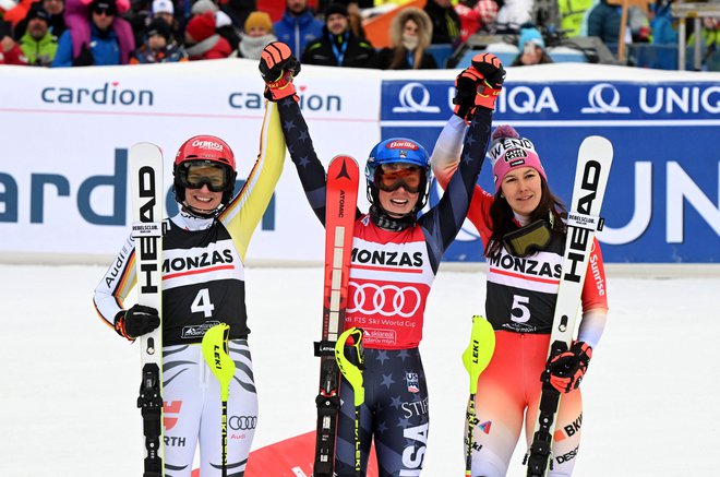 Na zmagovalnem odru so stale Lena Dürr, Mikaela Shiffrin in Wendy Holdener. FOTO: Vladimir Simicek/AFP
