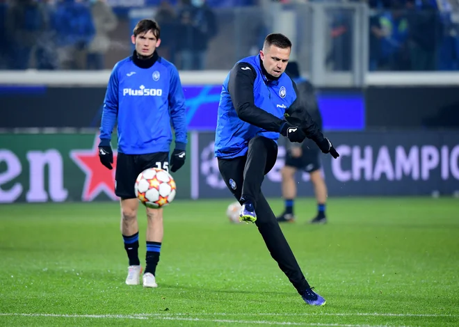Josip Iličić na ogrevanju pred tekmo lige prvakov z Villarrealom v Bergamu. FOTO:&nbsp;Alberto Lingria/Reuters
