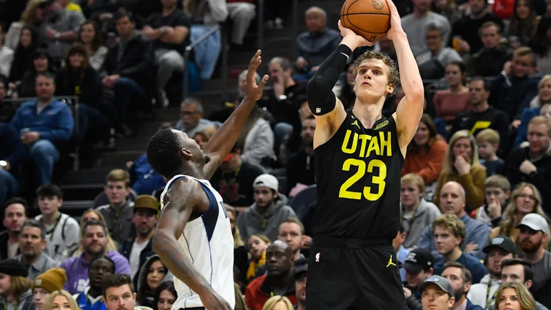 Finski as Lauri Markkanen je bil previsok za Dallasovo obrambo. FOTO: Alex Goodlett/AFP