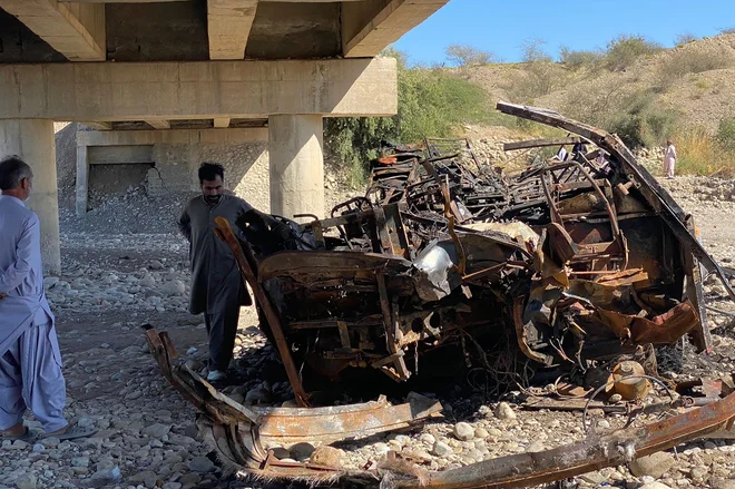 Avtobus z 48 potniki, na poti iz Kvete v Karači, je zgrmel z mosta in zagorel. FOTO: Ismail Sasoli/AFP