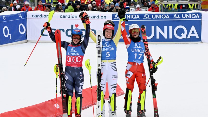 Fotografija: Mikaela Shiffrin, Lena Dürr in Zrinka Ljutić (na fotografiji z leve) pozdravljajo navijače po koncu nedeljske slalomske preizkušnje. FOTO: Vladimir Šimiček/AFP
