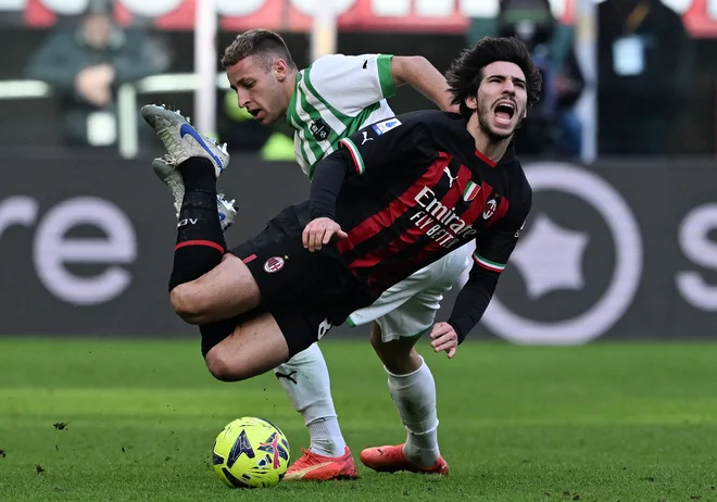 Davide Frattesi ustavlja Sandra Tonalija&nbsp;na nedeljskem obračunu v Milanu. FOTO: Miguel Medina/AFP
