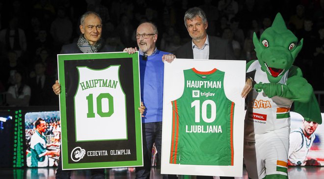 Dušan Hauptman (v sredini) je prejel simbolični majici tudi od predsednika kluba Emila Tedeschija in podpredsednika Tomaža Berločnika. FOTO: Matej Družnik
