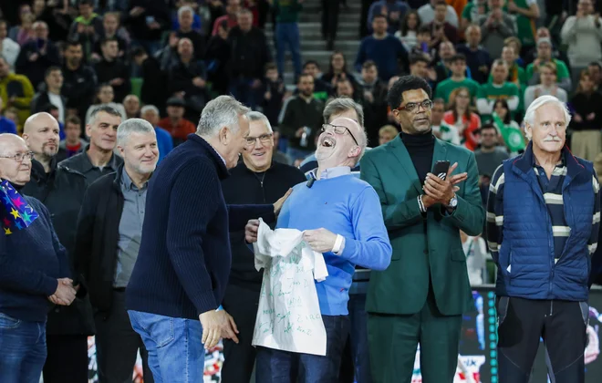 Legendarnega Dušana Hauptmana (z majico v rokah) sta spravila v smeh prav tako legendarni imeni Olimpije: nekdanji trener Zmago Sagadin in velemojster Peter Vilfan. FOTO: Matej Družnik
