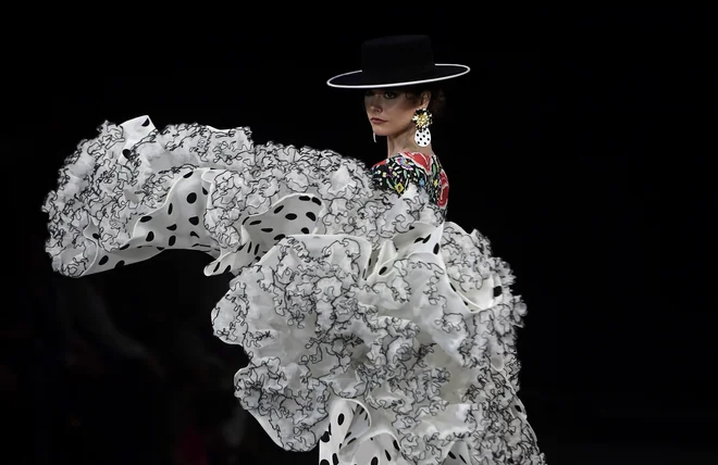 V Sevilli je potekala modna revija Simof 2023 (International Flamenco Fashion Show). Foto: Cristina Quicler/Afp