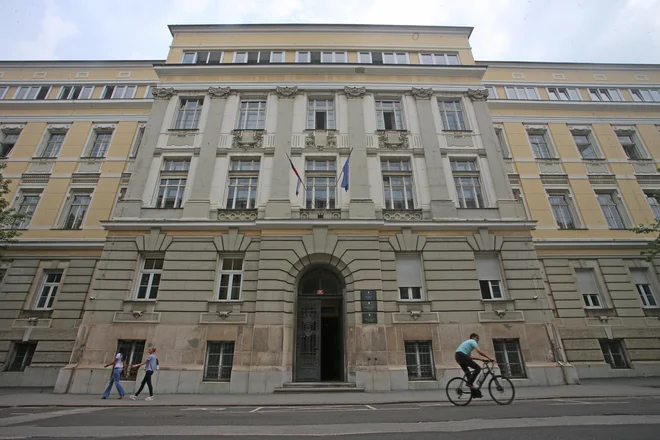 Okrožno sodišče v Mariboru je obdolženega spoznalo za krivega in ga obsodilo na tri leta in pol&nbsp;zapora. Sodba&nbsp;še ni pravnomočna.&nbsp;FOTO: Tadej Regent/Delo
