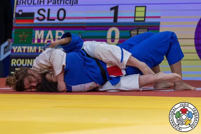 Patricija Brolih (v belem kimonu) je&nbsp;v drugem krogu ugnala&nbsp;Maročanko&nbsp;Hafso&nbsp;Yatim. FOTO: Gabriela Sabau/IJF
