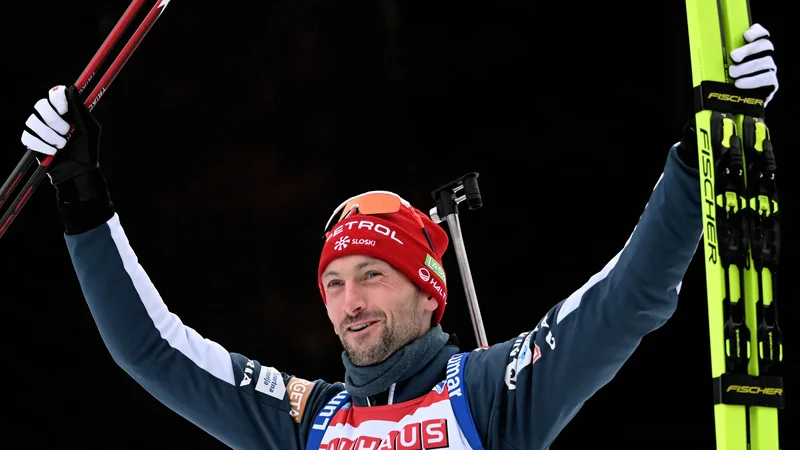 Jakov Fak proslavlja na podelitvi v Ruhpoldingu,&nbsp;kjer je 11. januarja zablestel s tretjim mestom. FOTO: Christof Stache/AFP
