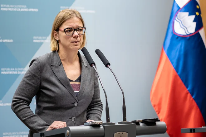 V izhodiščih reforme, ki jih bo predstavila ministrica Sanja Ajanović Hovnik, je predvideno, da bi prvi razred določili pri 0,9 minimalne plače. FOTO: Črt Piksi
