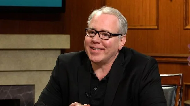Ameriški pisatelj Bret Easton Ellis rad dviguje prah. FOTO: Youtube

