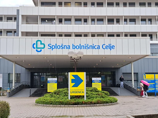 V Splošni bolnišnici Celje je razburjen bolnik v sredo poškodoval dva zaposlena. FOTO:&nbsp;Špela Kuralt/Delo
