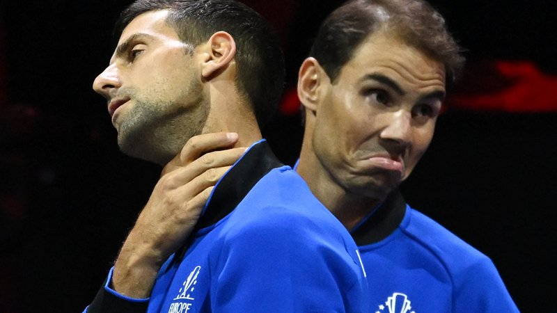 Fotografija: Novak Đoković (levo) in Rafael Nadal med tekmo Laverjevega pokala v Londonu septembra lani. FOTO: Dylan Martinez/Reuters
