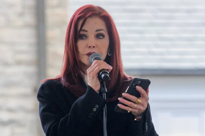Priscilla Presley je na hčerinem pogrebu prebrala&nbsp;pesem, ki jo je svoji materi v slovo napisala ena od dvojčic. FOTO: Nikki Boertman/Reuters
